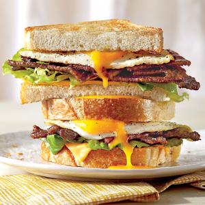 doručak ultimate-fried-egg-sandwich-bbq-bacon-sl